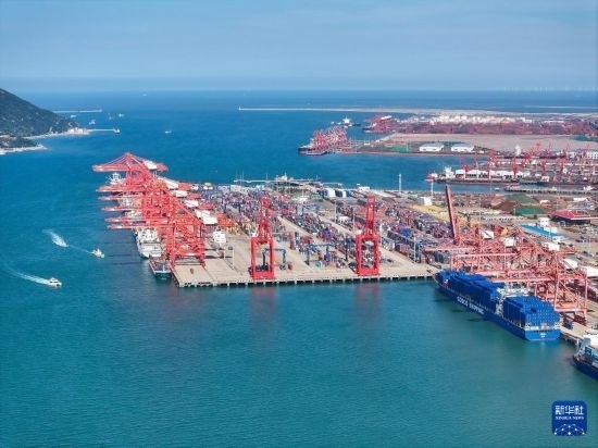 6月26日，貨輪?？吭谶B云港港集裝箱碼頭（無人機照片）。新華社記者 季春鵬 攝