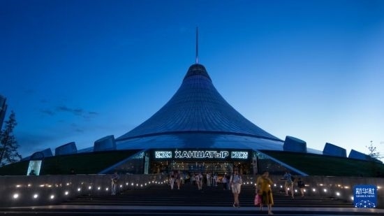 這是7月1日在哈薩克斯坦首都阿斯塔納拍攝的“可汗之帳”購物中心。新華社記者 王建華 攝