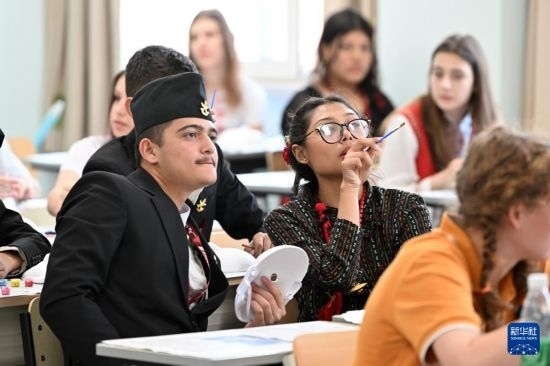 7月3日，外國學(xué)生在學(xué)習(xí)中國文化。新華社記者 李然 攝