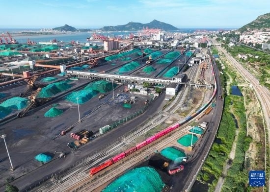 6月26日，“韓國-連云港-中亞”國際多式聯(lián)運班列從中哈連云港物流合作基地出發(fā)，駛往哈薩克斯坦、烏茲別克斯坦（無人機照片）。班列運載的55個大柜此前于6月13日從韓國境內發(fā)出，經釜山港海運抵達連云港后轉由鐵路運輸。新華社記者 季春鵬 攝