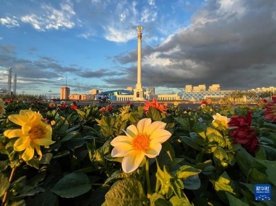 這是7月2日拍攝的哈薩克斯坦首都阿斯塔納獨(dú)立廣場(chǎng)。新華社記者 岳月偉 攝