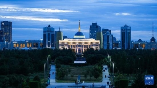 這是7月2日在哈薩克斯坦首都阿斯塔納拍攝的總統府及城市建筑。新華社記者 王建華 攝
