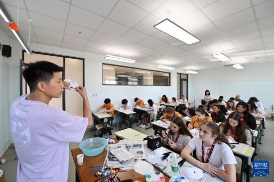 7月3日，外國學(xué)生在學(xué)習(xí)繪制京劇臉譜。新華社記者 李然 攝