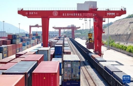 6月30日，在中哈連云港物流合作基地，大型機械在吊裝集裝箱（無人機照片）。新華社發(fā)（王健民 攝）