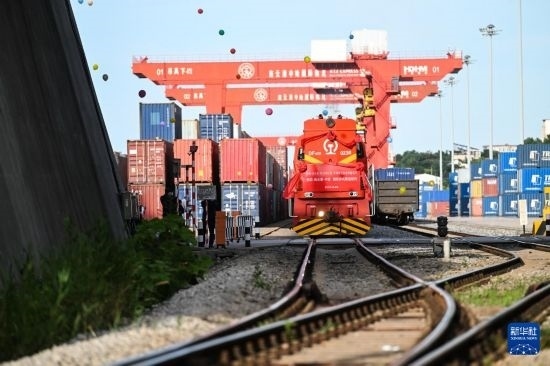 6月26日，“韓國-連云港-中亞”國際多式聯(lián)運班列從中哈連云港物流合作基地出發(fā)，駛往哈薩克斯坦、烏茲別克斯坦。班列運載的55個大柜此前于6月13日從韓國境內發(fā)出，經釜山港海運抵達連云港后轉由鐵路運輸。新華社記者 季春鵬 攝