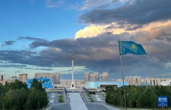 這是7月2日拍攝的哈薩克斯坦首都阿斯塔納獨(dú)立廣場(chǎng)。新華社記者 岳月偉 攝