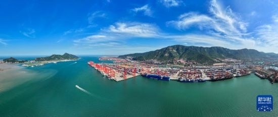 6月26日，貨輪?？吭谶B云港港集裝箱碼頭（無人機照片）。新華社記者 季春鵬 攝