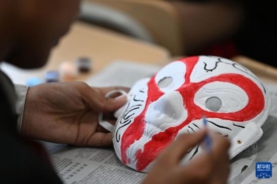 7月3日，外國學(xué)生在繪制京劇臉譜。新華社記者 李然 攝