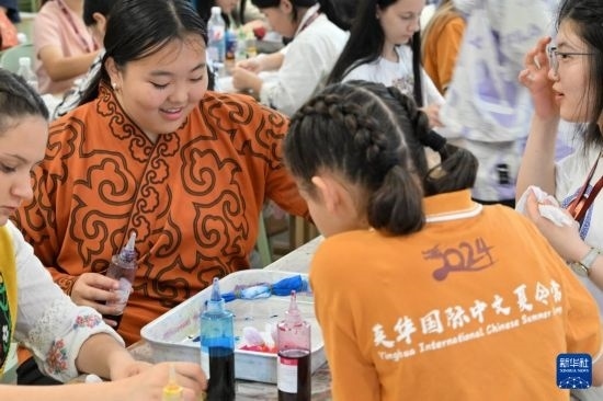 7月3日，外國學(xué)生在了解中國的染布技術(shù)。新華社記者 李然 攝