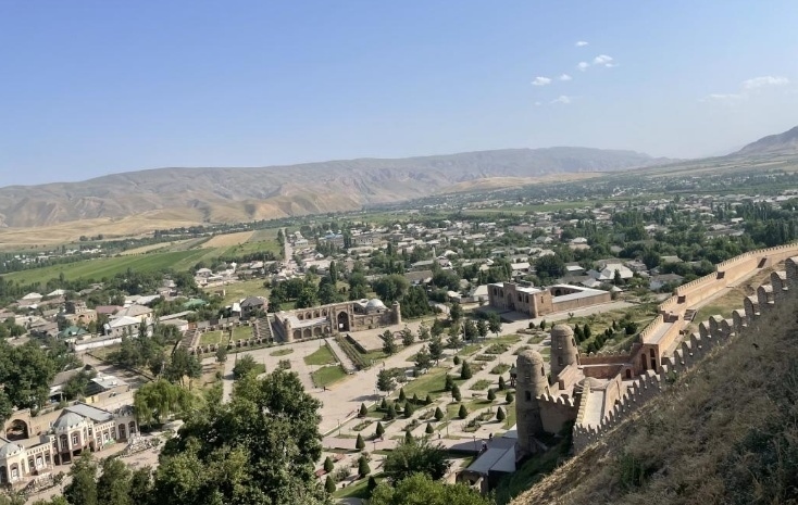 位于塔吉克斯坦杜尚別西北的吉薩爾古城，有著3000多年歷史。有研究認為，張騫出使大宛回程途中曾經過此地。圖為從吉薩爾古城城墻俯瞰城門與市鎮(zhèn)。本報記者 曲頌 攝