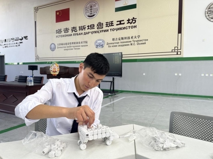 在塔吉克斯坦魯班工坊內，學員正在操作能力源創(chuàng)新套件。本報記者 屈佩 攝