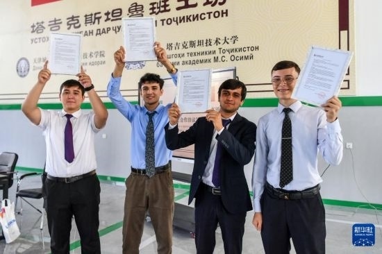 7月3日，在塔吉克斯坦首都杜尚別，魯班工坊赴華留學(xué)生展示錄取通知書。新華社記者 曹陽(yáng) 攝