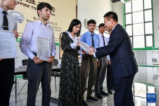 7月3日，在塔吉克斯坦首都杜尚別，天津城市建設(shè)管理職業(yè)技術(shù)學(xué)院的負(fù)責(zé)人為魯班工坊赴華留學(xué)生頒發(fā)錄取通知書。新華社記者 曹陽(yáng) 攝