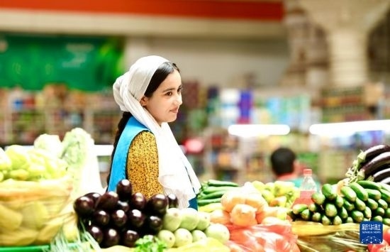 這是7月3日在塔吉克斯坦首都杜尚別大巴扎內(nèi)拍攝的營業(yè)者。新華社記者 姚大偉 攝