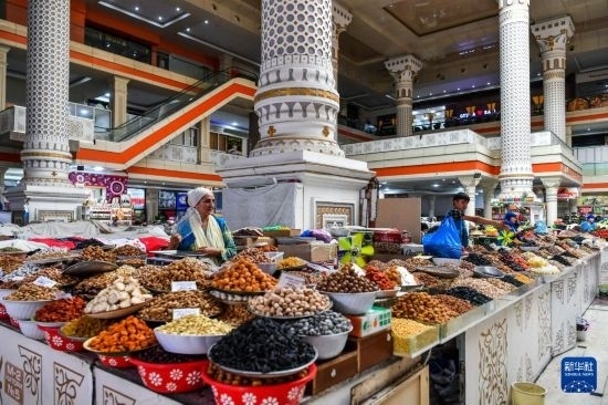 這是6月27日在塔吉克斯坦首都杜尚別拍攝的大巴扎內(nèi)景。新華社記者 曹陽 攝