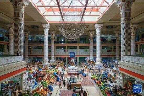 這是7月1日在塔吉克斯坦首都杜尚別拍攝的大巴扎內(nèi)景。新華社記者 周荻瀟 攝