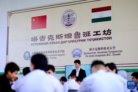 6月14日，學(xué)生們?cè)谒怂固故锥级派袆e的魯班工坊內(nèi)學(xué)習(xí)。新華社記者 鄭開君 攝