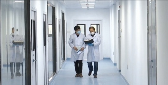 中國科學(xué)院贛江創(chuàng)新研究院科研人員在交流。（贛州市贛縣區(qū)融媒體中心供圖）