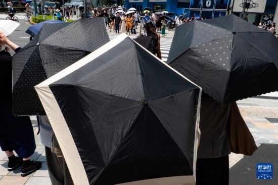 7月4日，人們在日本東京原宿的街道上等待紅綠燈。新華社記者 張笑宇 攝