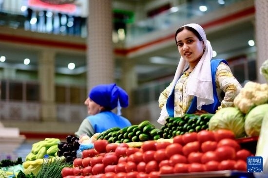 這是6月13日在塔吉克斯坦首都杜尚別大巴扎內(nèi)拍攝的營業(yè)者。新華社記者 鄭開君 攝