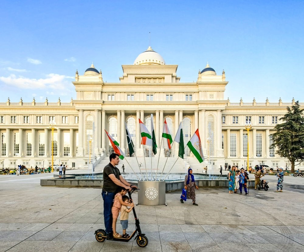 2024年7月1日，人們在塔吉克斯坦議會大樓前的廣場上休閑。