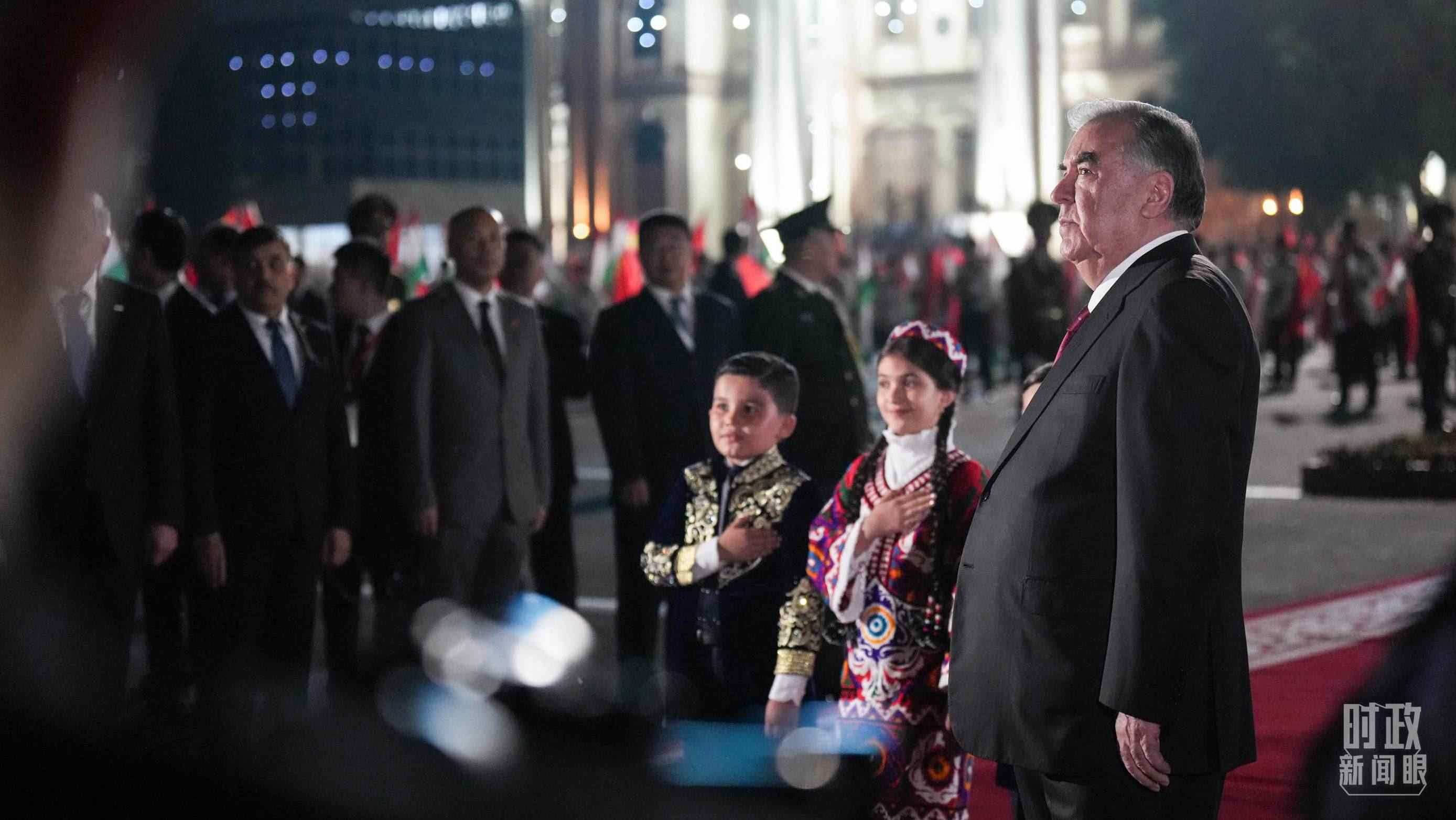 △拉赫蒙總統(tǒng)在機場迎接習主席。（總臺記者李晉拍攝）