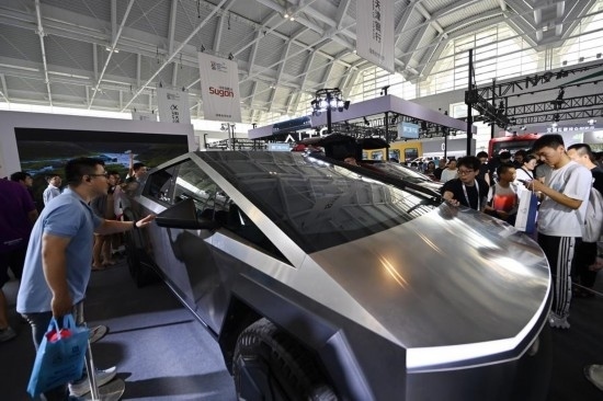 在天津舉行的2024世界智能產(chǎn)業(yè)博覽會上，觀眾在特斯拉展臺參觀（6月22日攝）。新華社記者 李然 攝