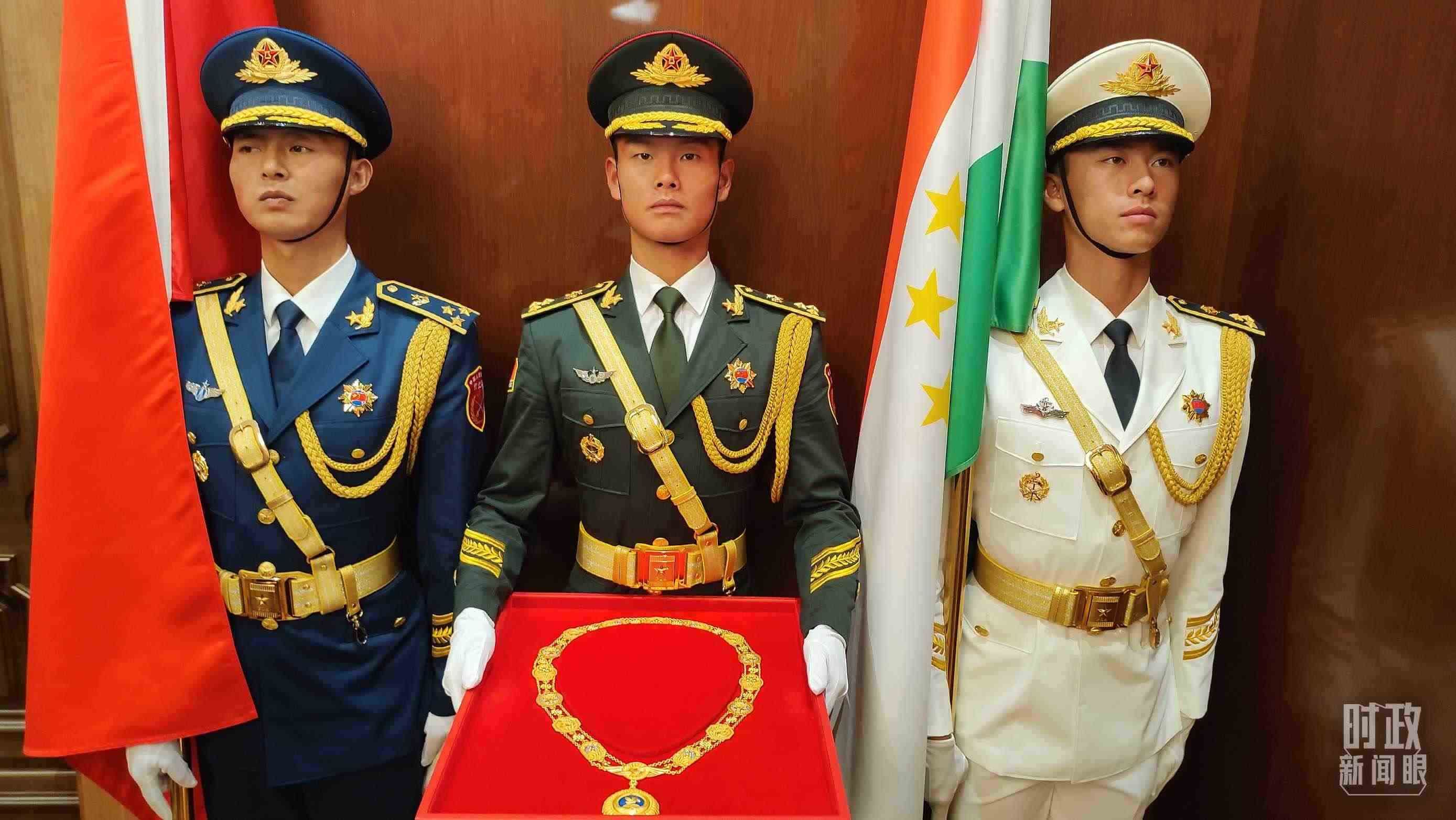 △中方儀仗兵護送“友誼勛章”入場。（總臺央視記者薛冠南拍攝）