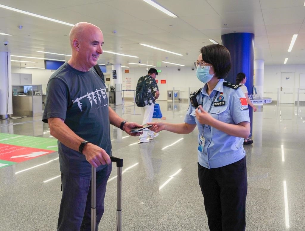  7月2日，南寧邊檢站移民管理警察引導(dǎo)外籍旅客有序通關(guān)。（南寧邊檢站供圖）