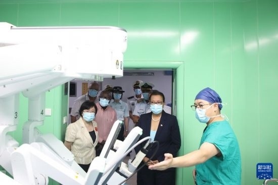 7月5日，塞舌爾衛(wèi)生部長維多在中國海軍“和平方舟”號醫(yī)院船上參觀。新華社發(fā)（劉志磊 攝）