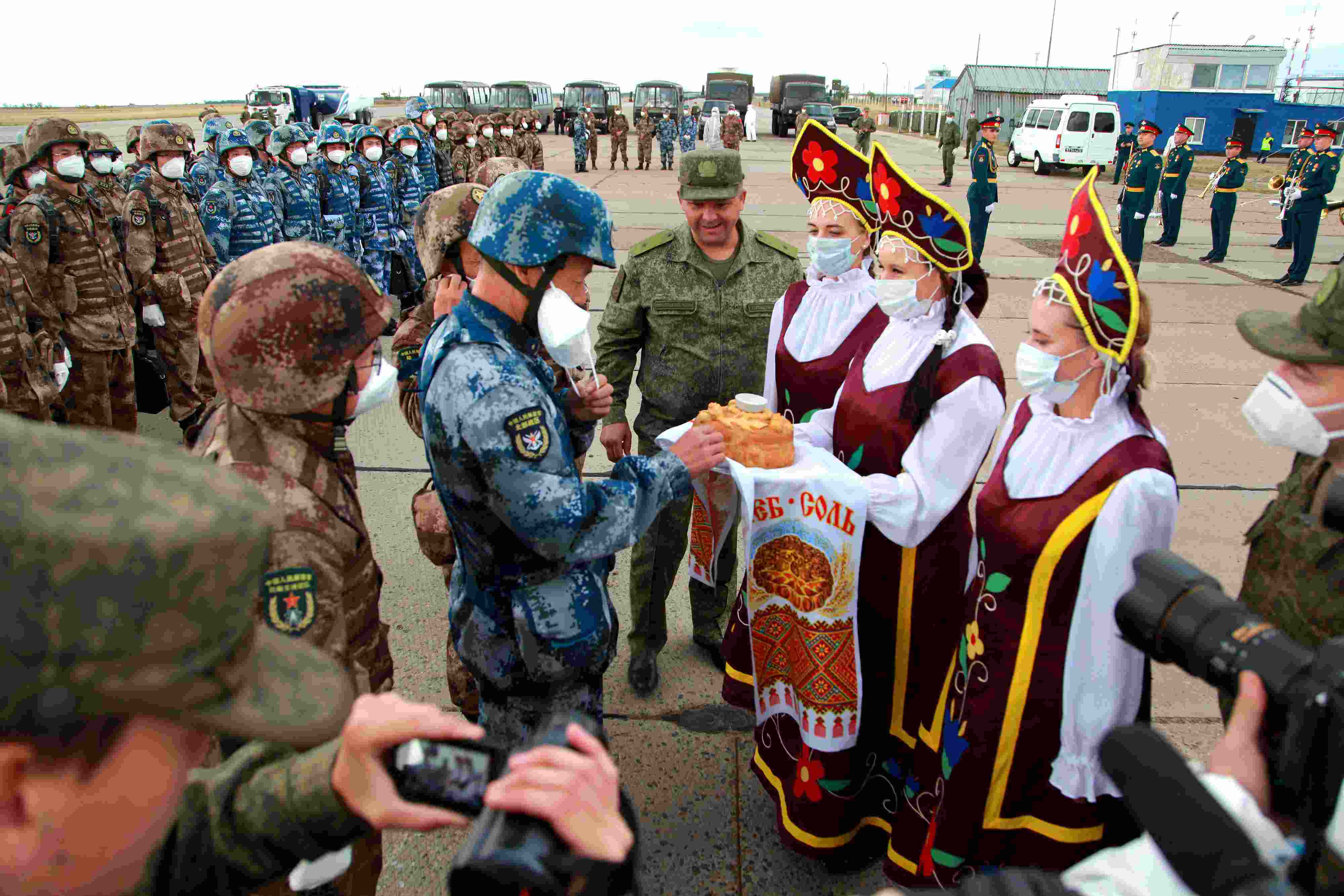 當?shù)貢r間2021年9月10日，跨境參加“和平使命-2021”上海合作組織成員國聯(lián)合反恐軍演的中方部隊導(dǎo)演部抵達俄羅斯奧倫堡“東古茲”靶場演習地域。圖為俄方人員為中方人員舉行歡迎儀式。