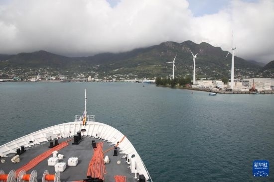 7月5日，中國海軍“和平方舟”號醫(yī)院船抵達塞舌爾維多利亞新港碼頭。新華社發(fā)（劉志磊 攝）