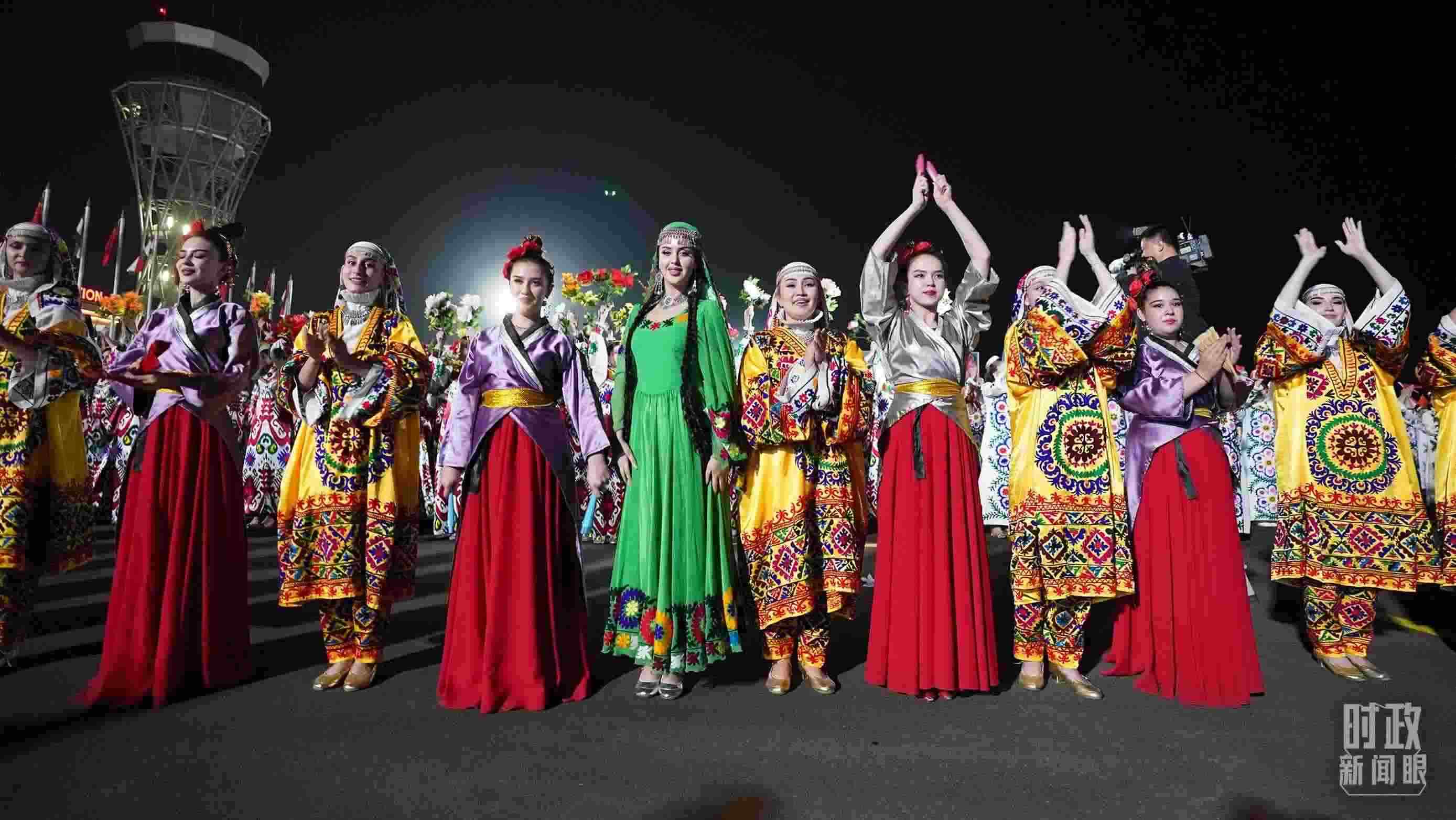 △迎賓儀式上身著民族盛裝的塔吉克斯坦青年。（總臺記者李晉拍攝）