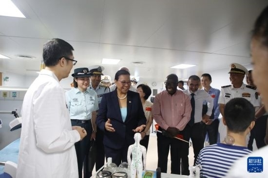 7月5日，塞舌爾衛(wèi)生部長維多在中國海軍“和平方舟”號醫(yī)院船上參觀中醫(yī)診室。新華社發(fā)（劉志磊 攝）
