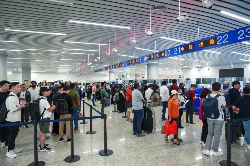 7月4日，白云邊檢站旅客通關(guān)現(xiàn)場。（白云邊檢站供圖）