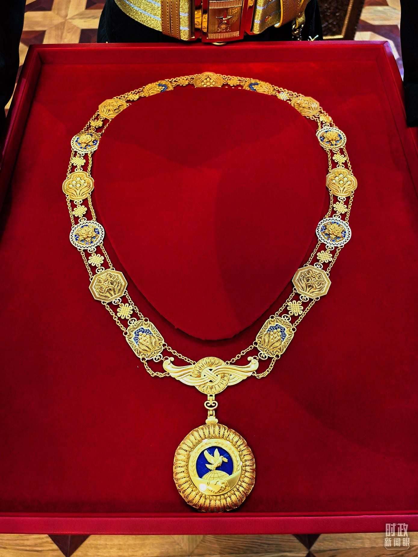 △中華人民共和國“友誼勛章”。（總臺央視記者范學禹拍攝）