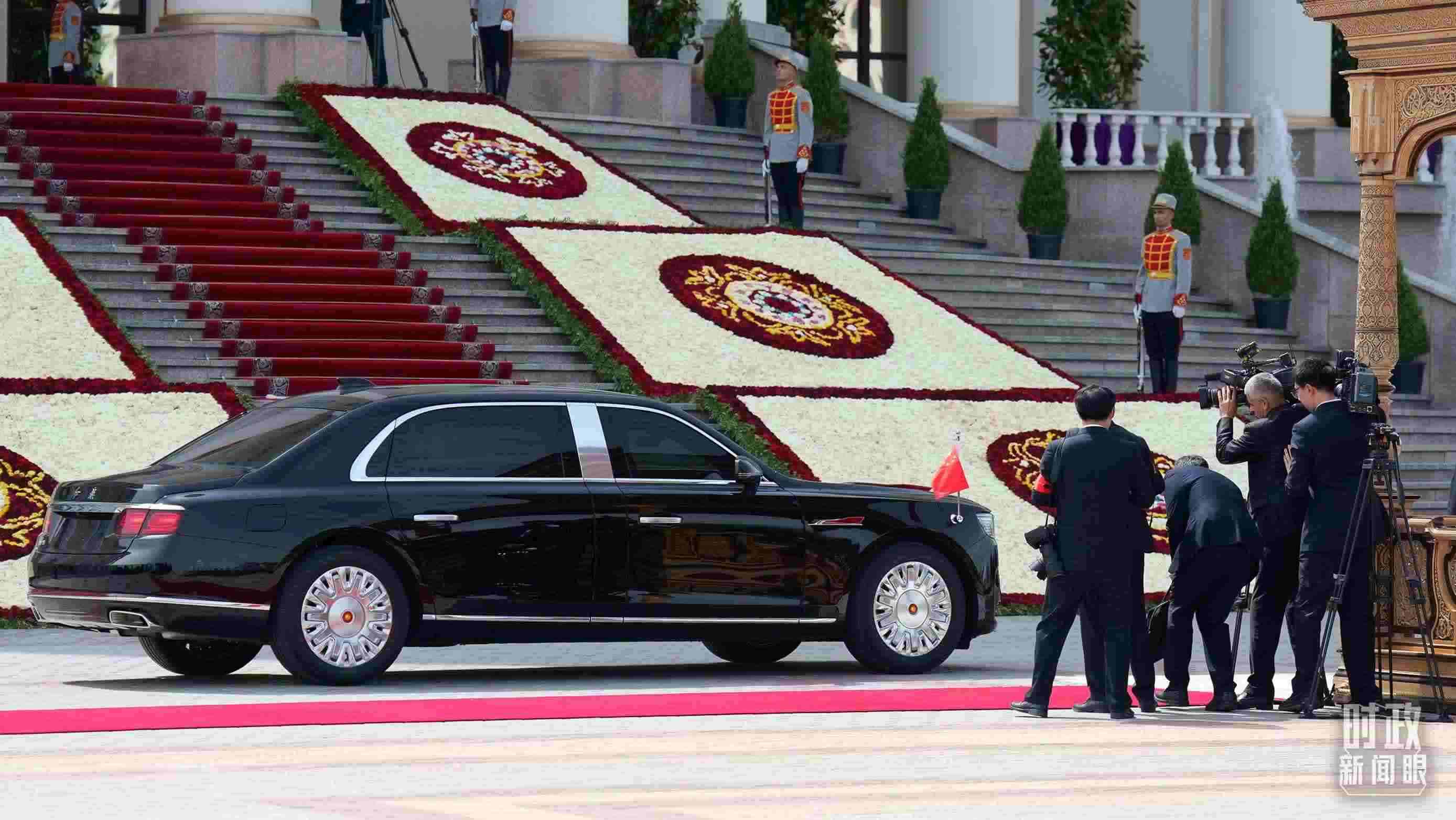 △習主席乘坐的紅旗車抵達塔總統(tǒng)府。（總臺記者李晉拍攝）