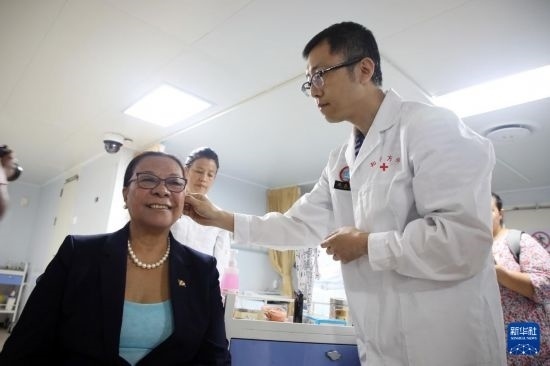 7月5日，塞舌爾衛(wèi)生部長維多在中國海軍“和平方舟”號醫(yī)院船上體驗中醫(yī)。新華社發(fā)（劉志磊 攝）