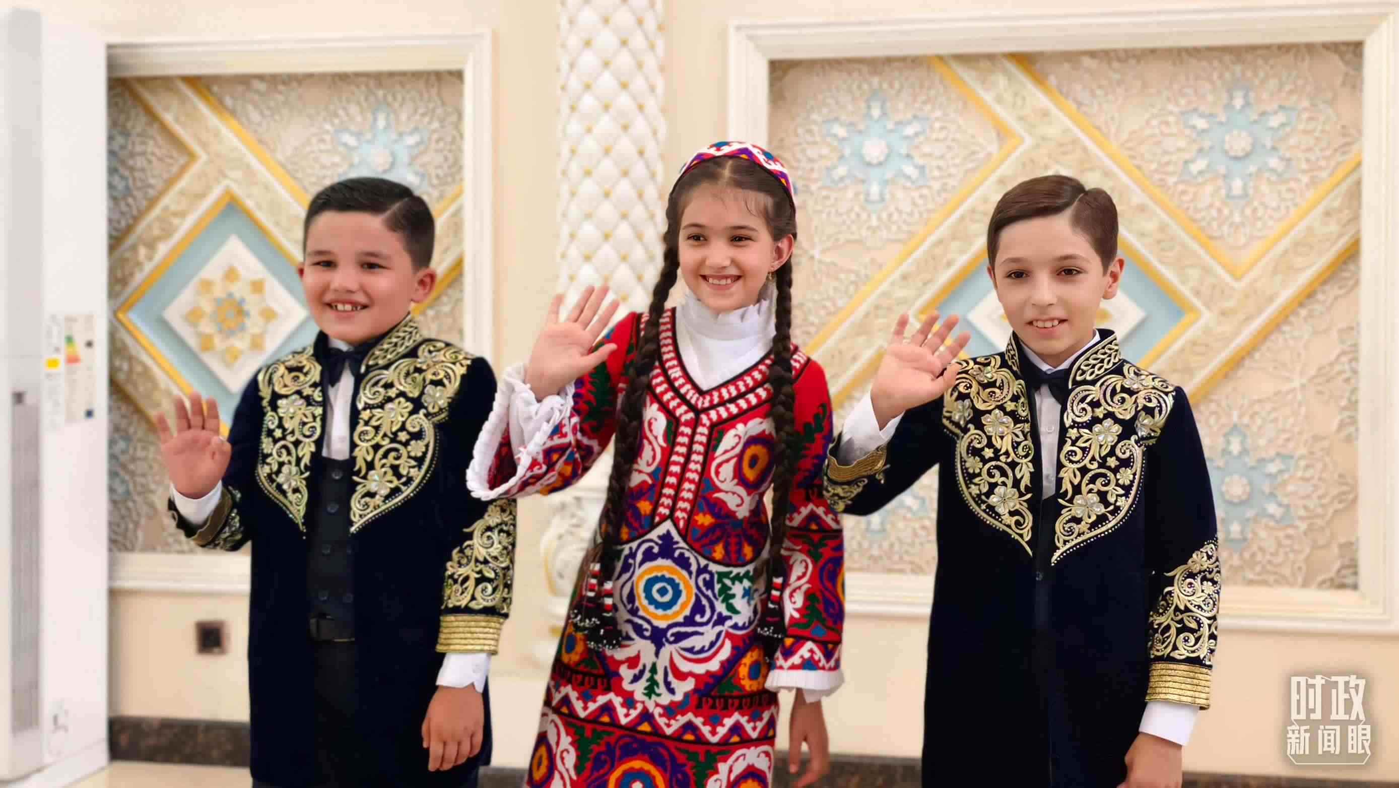 △在機場迎接習主席的塔吉克斯坦少年。（總臺央視記者韓銳拍攝）