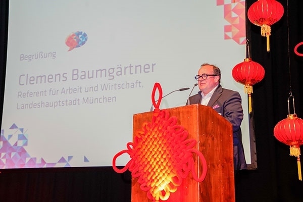 圖為鮑姆蓋特納在致辭。（駐慕尼黑總領(lǐng)館提供）