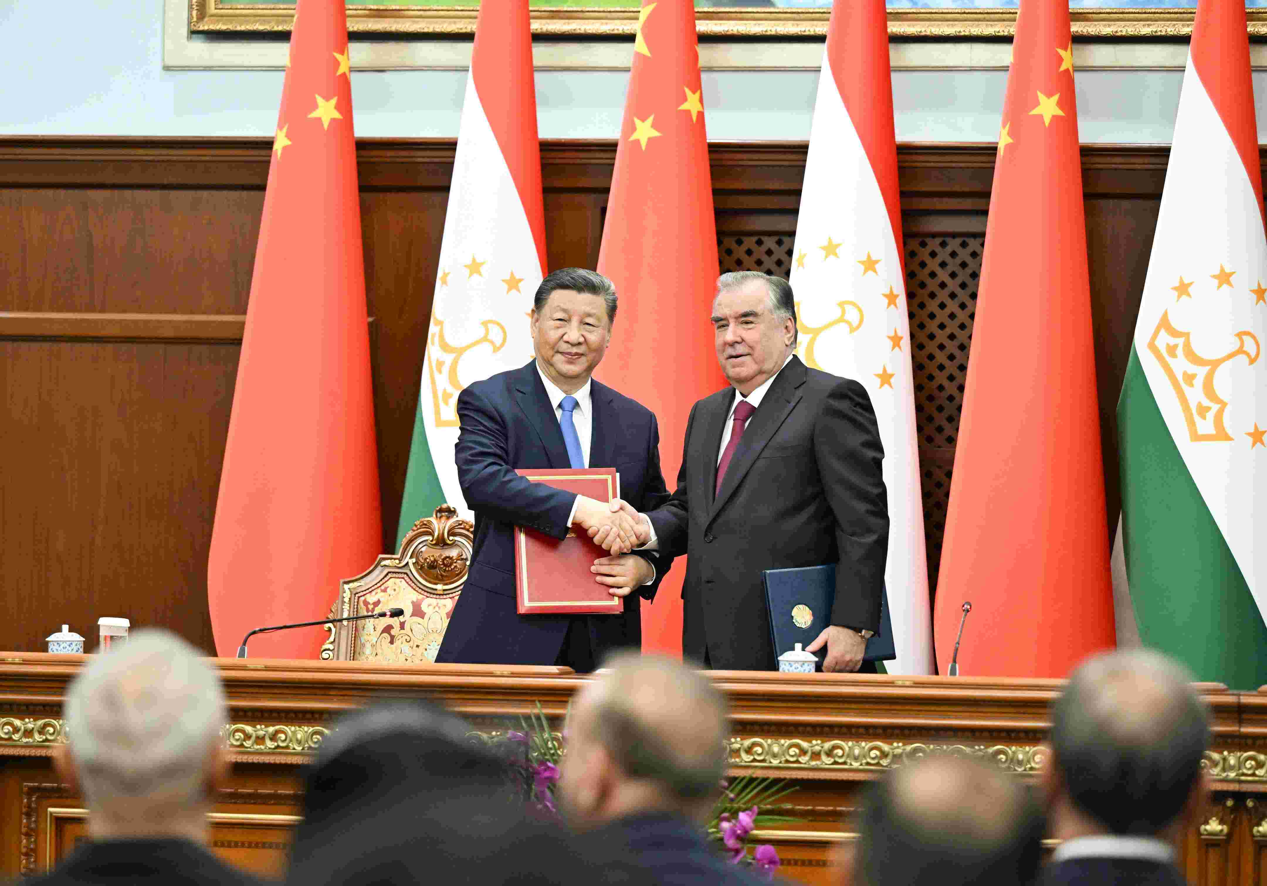 當(dāng)?shù)貢r間2024年7月5日下午，習(xí)近平主席同塔吉克斯坦總統(tǒng)拉赫蒙在杜尚別總統(tǒng)府舉行會談。會談后，兩國元首共同簽署《中華人民共和國和塔吉克斯坦共和國關(guān)于發(fā)展新時代全面戰(zhàn)略合作伙伴關(guān)系的聯(lián)合聲明》。