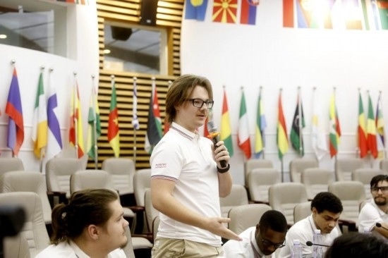 7月8日，美國中田納西州立大學大一學生雅克布·揚在共譜華美和音交流營上分享。新華社發(fā)