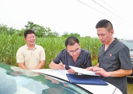 圖③：清塘后，執(zhí)行干警與某農(nóng)場(chǎng)負(fù)責(zé)人確認(rèn)魚塘交付情況。