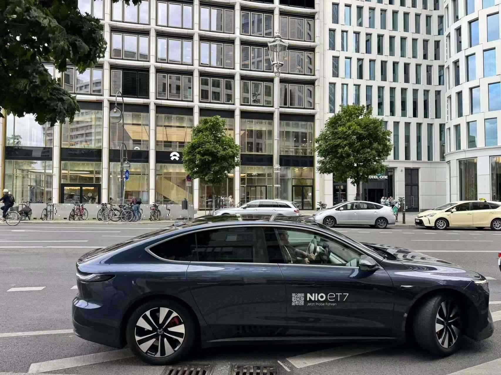 消費(fèi)者在蔚來柏林智能駕駛中心前試駕電動汽車。 人民網(wǎng)記者 李強(qiáng)攝