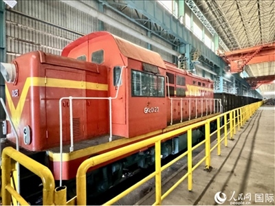 運輸通鋼產(chǎn)品的火車。人民網(wǎng) 謝瑩攝