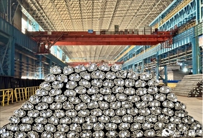 廠房內(nèi)待運輸?shù)耐ㄤ摦a(chǎn)品。人民網(wǎng) 謝瑩攝