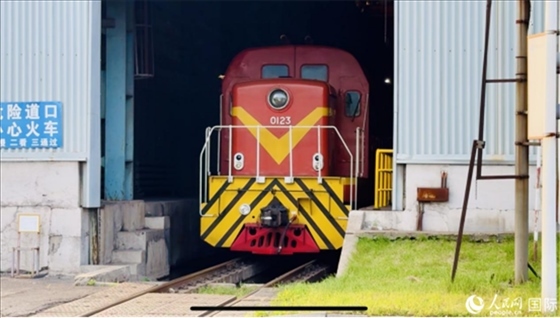 通鋼產(chǎn)品通過鐵路運輸出場。人民網(wǎng) 謝瑩攝