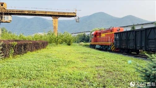 通鋼產(chǎn)品通過鐵路運輸出場。人民網(wǎng) 謝瑩攝