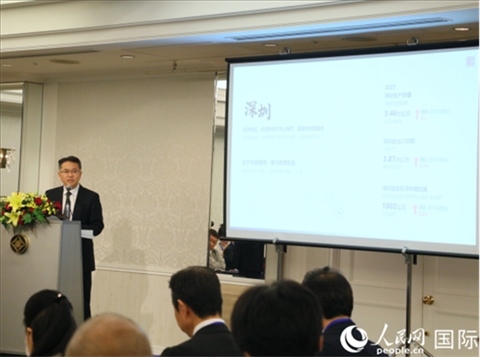 深圳市人民政府國(guó)有資產(chǎn)監(jiān)督管理委員會(huì)黨委副書記、副主任徐國(guó)東進(jìn)行深圳市推介。人民網(wǎng) 許可攝
