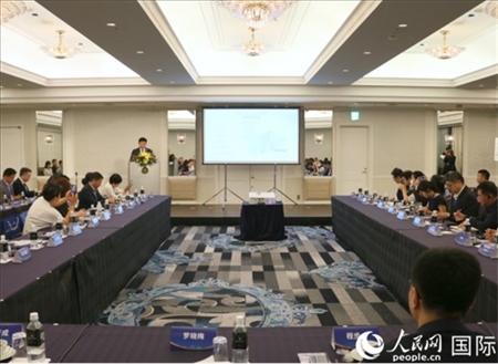 深圳市光明區(qū)委常委、副區(qū)長(zhǎng)王芳成介紹光明科學(xué)城。人民網(wǎng) 許可攝